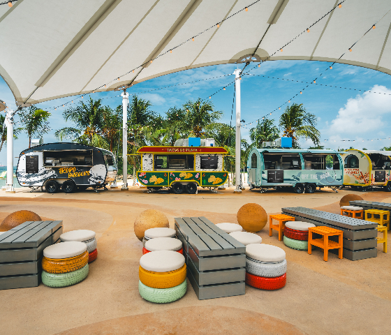 Casual dining by the beach