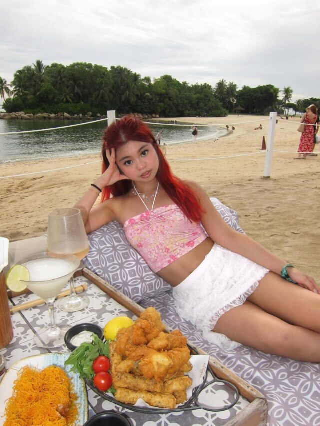 Daybed claimed. Golden bites, chilled pours, and absolutely nowhere I’d rather be. Weekend unwinding, perfected. Only at +Twelve.

📷:  @wx_ruuu

#plustwelvesg #thepalawansentosa #beachclub #bestbeachclub #sentosa