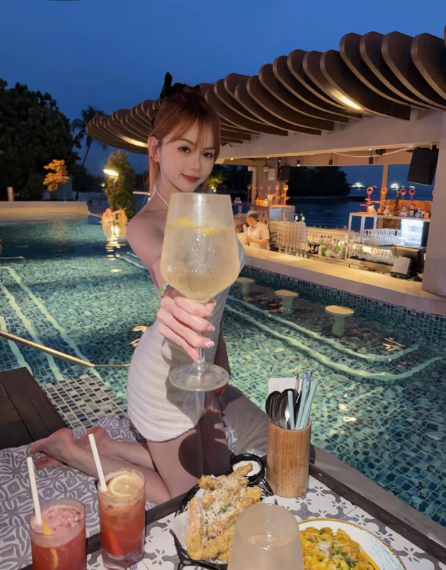 It always starts with a toast. The next thing you know, the drinks are flowing, the stories are getting better, and the hours have flown by.

📷: queenc1008

#plustwelvesg #thepalawansentosa #beachclub #bestbeachclub #sentosa