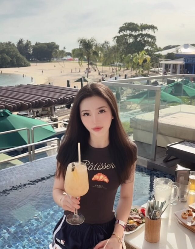 Sunshine overhead, glass in hand, and a private cabana to call your own. Glowing moments, golden memories, and not a single worry in sight.

📷: @isabeow

#plustwelvesg #thepalawansentosa #beachclub #bestbeachclub #sentosa